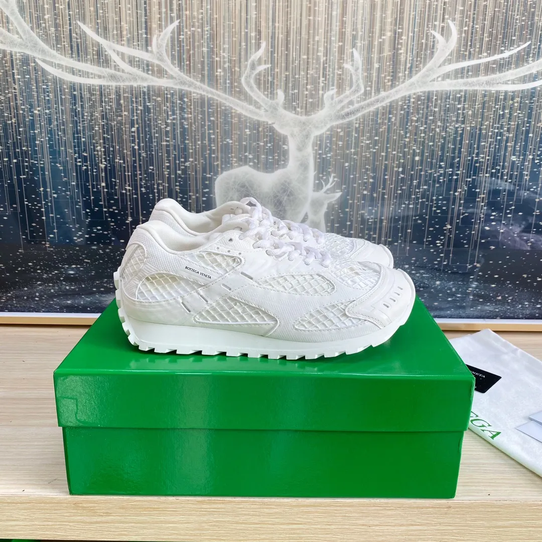 p620🐮🐮High-end version, the original 1:1 couple style new model is on the shelves🔥BV Orbit sneakers Wang Yibo's same style couple's Dad Runner sneakers, made of lightweight technical mesh fabric. Features a geometric patterned rubber outsole. The outsole is made of color-blocked TPU outsole. Size: women’s shoes 35-40, men’s shoes 39-45.